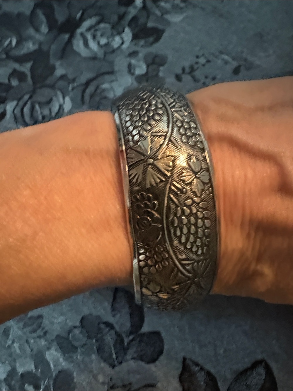 AMERICAN EAGLE EMBOSSED FLORAL PATTERN SILVER-TONE 8" BANGLE BRACELET